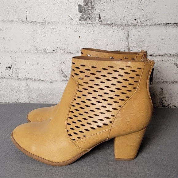 George 4" Tan Ankle Boots - Picture 3 of 8
